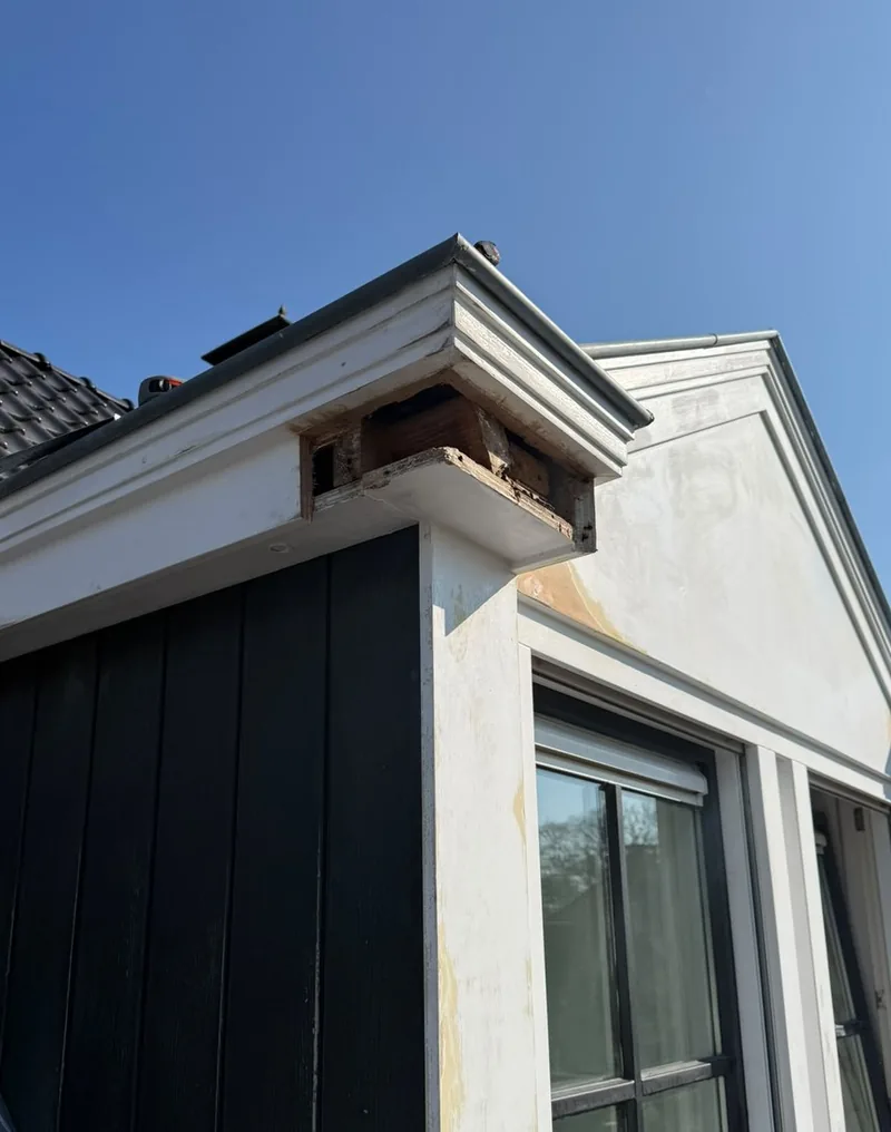 Boeideel van een dakkapel waar het hout is aangetast en de afwerking loslaat